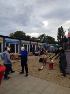 Erwachsene und Kinder auf dem Außengelände der Kita