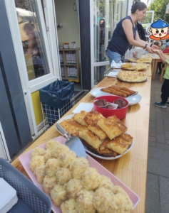 Tisch mit Auswahl an Kuchen und Snacks
