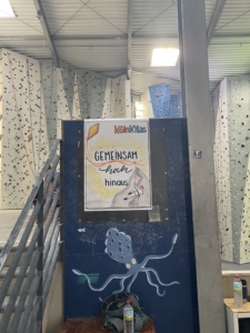 Plakat der KölnKitas mit dem Titel Gemeinsam hoch hinaus