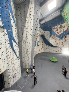 Blick von oben in die Kletterhalle