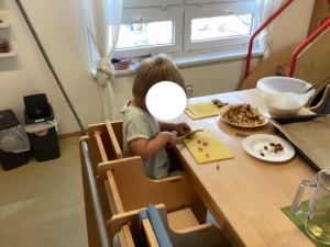 Ein Kind schneidet Äpfel in kleine Stücke