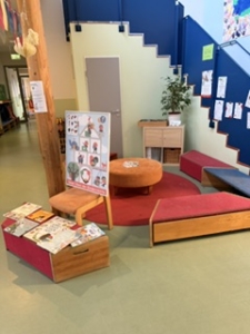 Sitzecke mit Büchern