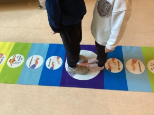 Zwei Kinder treffen sich in der Mitte des Friedensteppichs