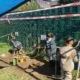 Kinder spielen am Waschbecken und mit Schläuchen