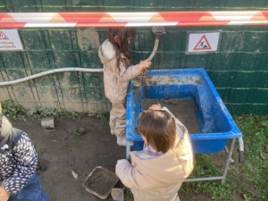 Kinder spielen am Waschbecken mit Matsch