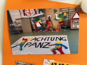 Banner mit der Aufschrift Achtung Pänz auf dem Turnhallenboden