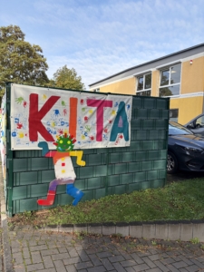 Gemaltes Banner "Kita" in leuchtenden Farben