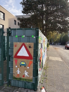 Gemaltes Schild mit Auto, Kindern, Achtung-Schild
