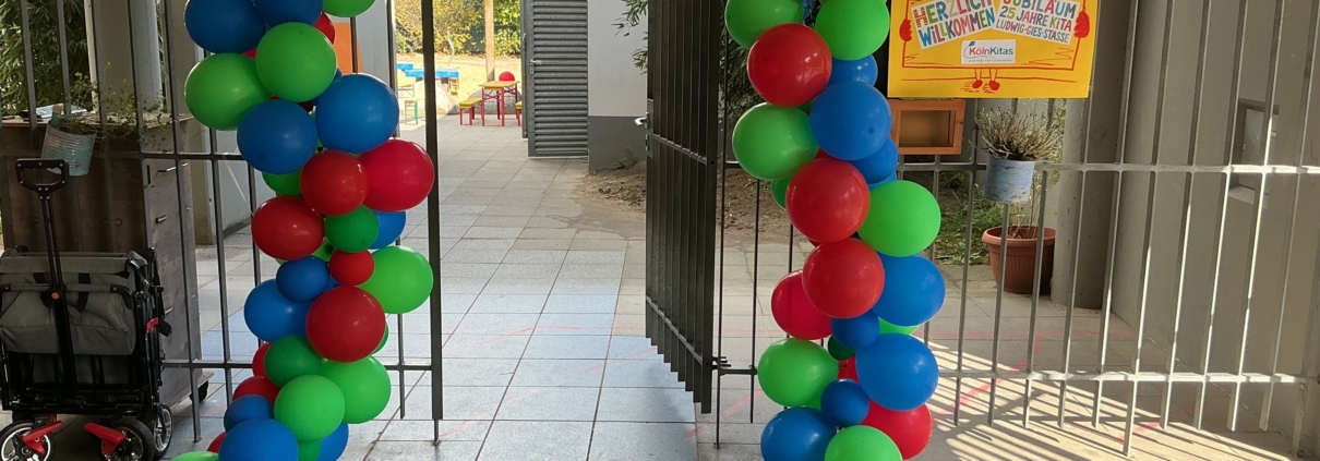 Der Eingang der Kita ist mit Ballons geschmückt