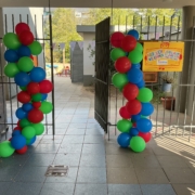 Der Eingang der Kita ist mit Ballons geschmückt