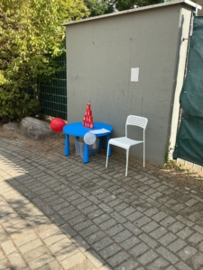 Auf einem Tisch stehen Dosen zum Dosenwerfen bereit