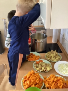 Kinder kochen Kürbissuppe