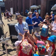Kinder und Kitaleiter halten stolz den Pokal hoch