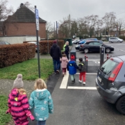 Kinder auf dem Weg zur Polizei