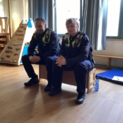 Polizisten in der Turnhalle
