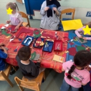 Kinder backen und verzieren Kekse