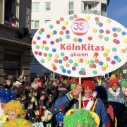 Schildträger der Gruppe 35 Köln Kitas gGmbH